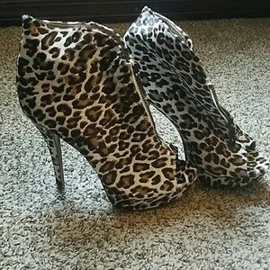 Never Worn Schutz Peep Toe Zip Up Heel